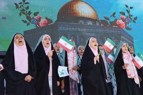 اجرای برنامه‌های تماشاخانه سیار کانون در راهپیمایی روز جهانی قدس در تهران