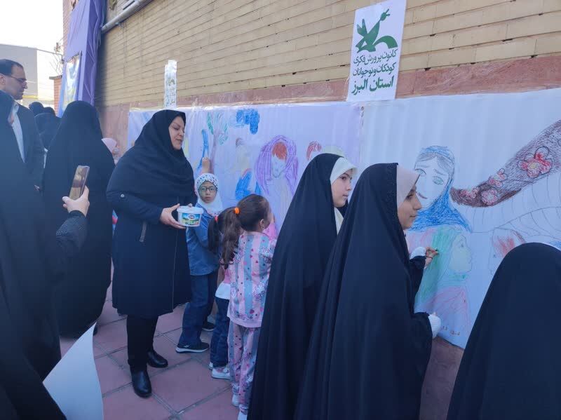 همدردی کودکان کرجی با کودکان غزه  و گرامی داشت یاد شهدای کنسولگری ایران 