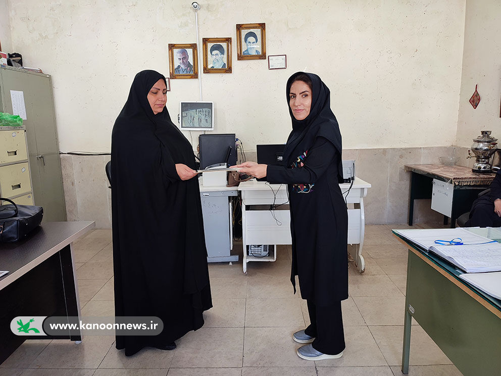 حضور مربی مکاتبه ای کانون پرورش فکری لرستان در مدارس