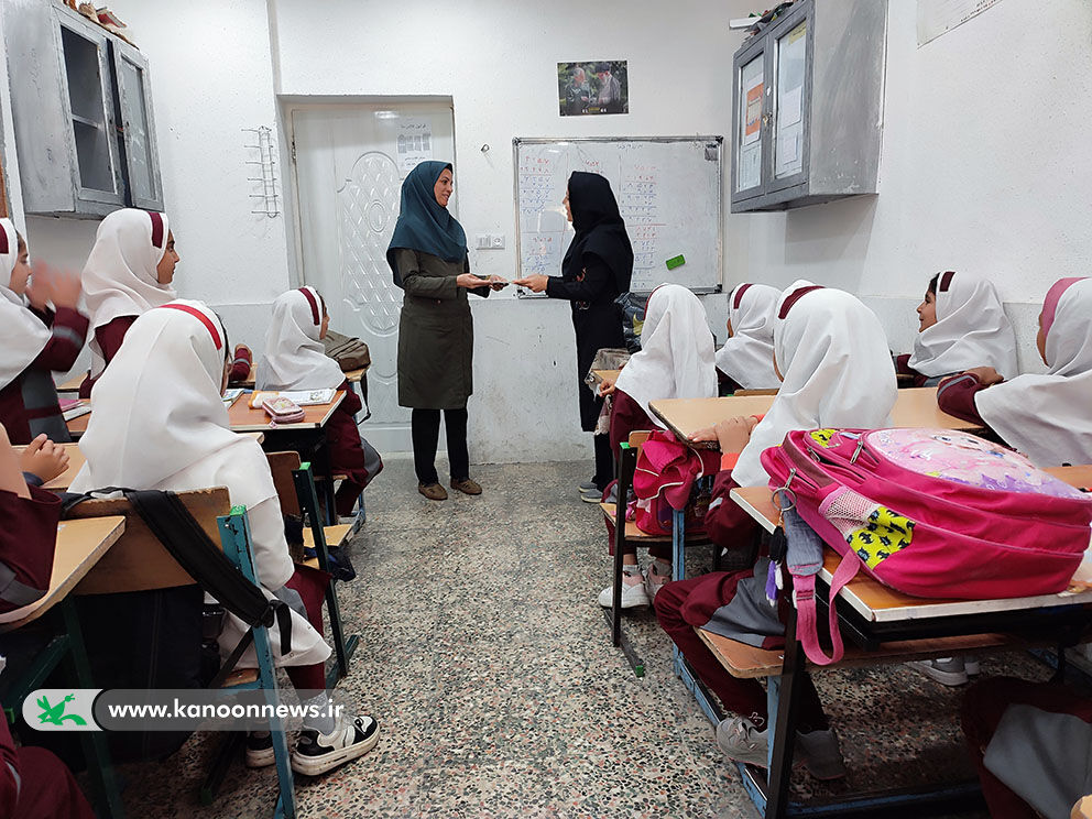 حضور مربی مکاتبه ای کانون پرورش فکری لرستان در مدارس
