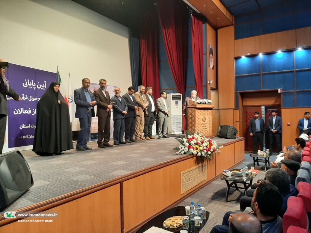 بازدید استاندار سیستان و بلوچستان از غرفه کانون در نمایشگاه قرآن و عترت زاهدان