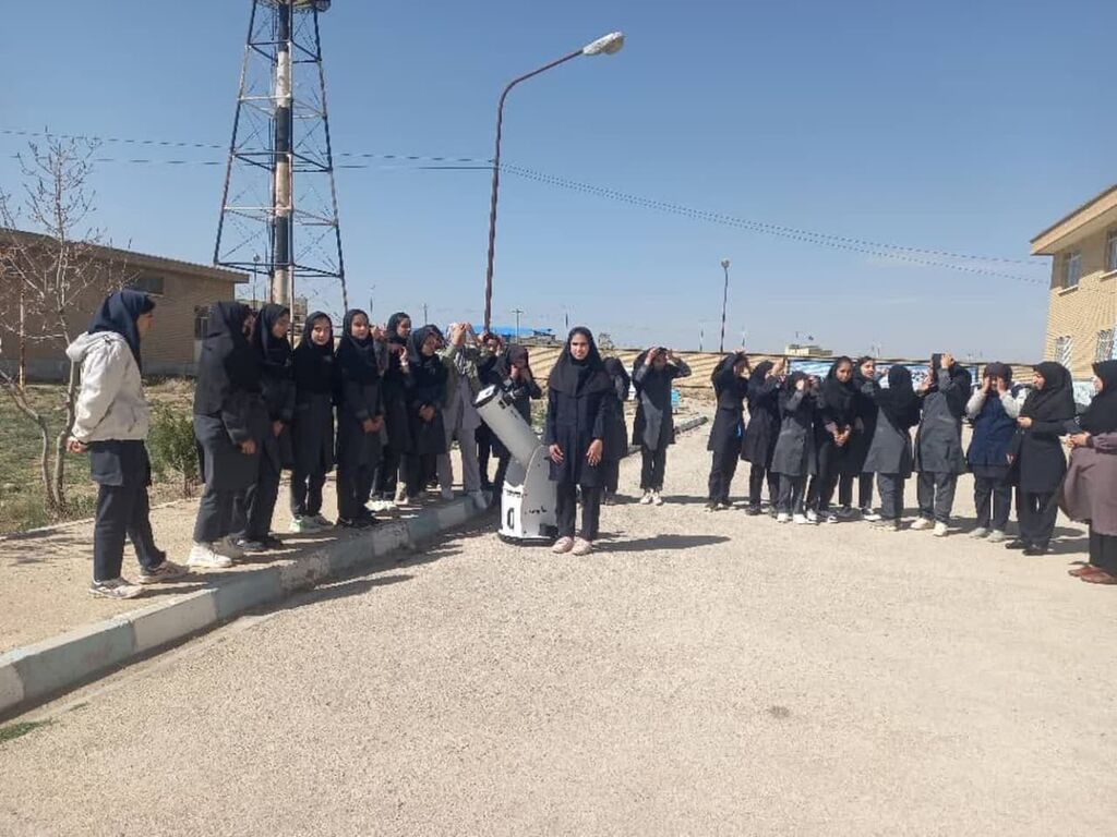 اجرای برنامه "من یک فضا نوردم" به مناسبت روز جهانی فضانوردان