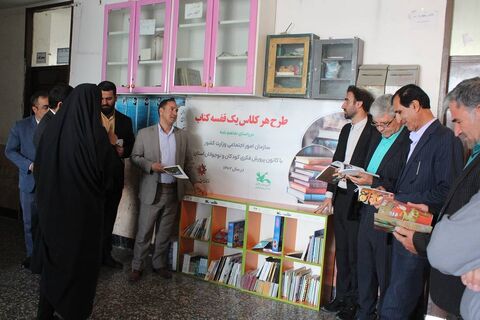 جای‌گذاری قفسه‌های کتاب کانون پرورش فکری در مدارس شهر یاسوج در آینه تصویر