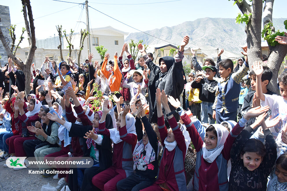 بچه های خرم آبادی میزبان تماشاخانه سیار کانون پرورش فکری شدند