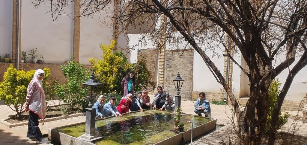 بازدید اعضای کانون تویسرکان از خانه 170 ساله اقتداری