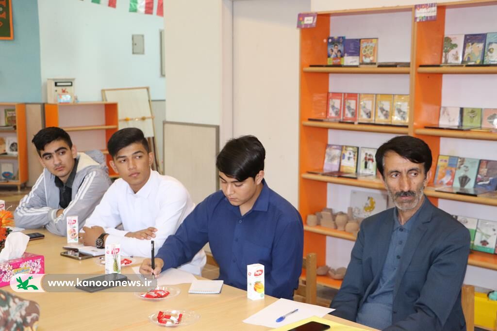 نشست صمیمی اعضای شورای دانش‌آموزی شهرستان آق‌قلا با مدیرکل کانون گلستان