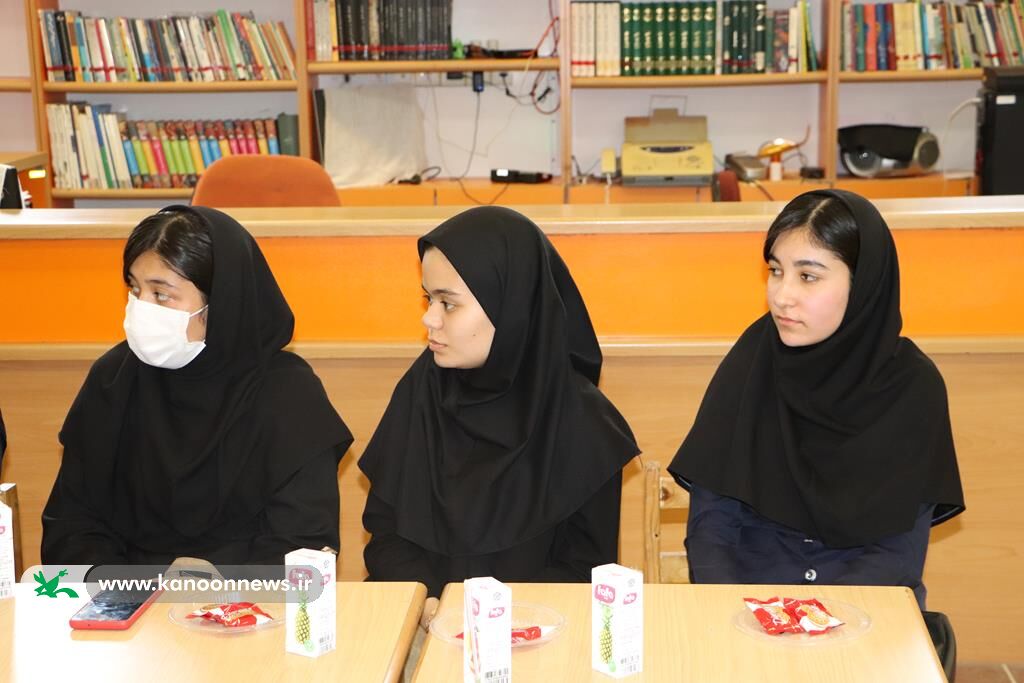 نشست صمیمی اعضای شورای دانش‌آموزی شهرستان آق‌قلا با مدیرکل کانون گلستان