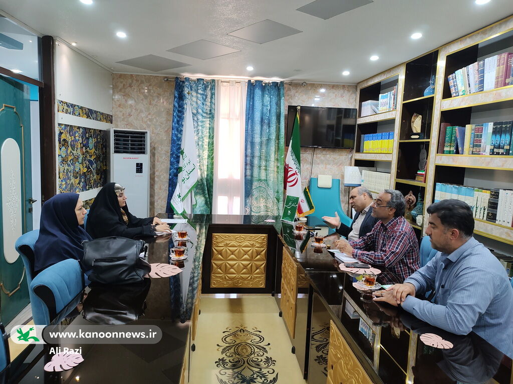 نشست هم اندیشی مدرسان و مدیر کانون زبان بوشهر با مدیرکل کانون استان