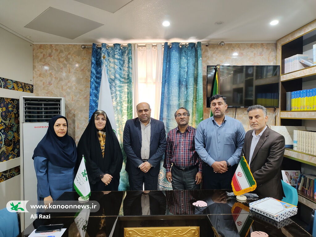 نشست هم اندیشی مربیان و مدیر کانون زبان و مدیرکل کانون استان بوشهر نشست هم اندیشی مدرسان و مدیر کانون زبان بوشهر با مدیرکل کانون استان