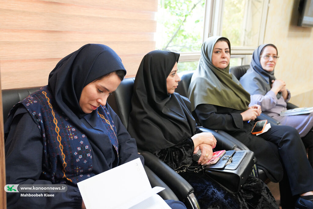 نشست ادبی «تا درخت گل» برگزار شد