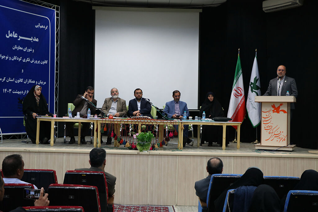 گردهمآیی مدیرعامل کانون با مربیان مراکز کرمان برگزار شد