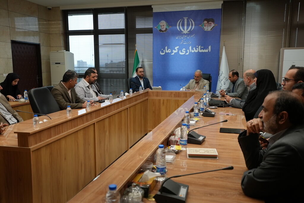 مدیرعامل کانون با امامجمعه و استاندار کرمان دیدار کرد