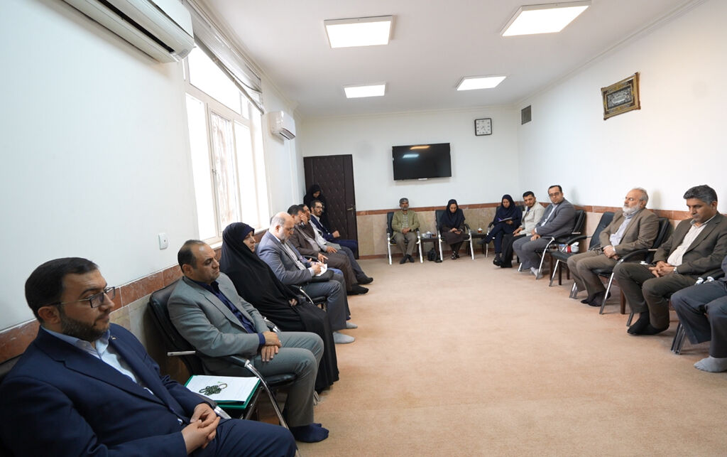 مدیرعامل کانون با امامجمعه و استاندار کرمان دیدار کرد