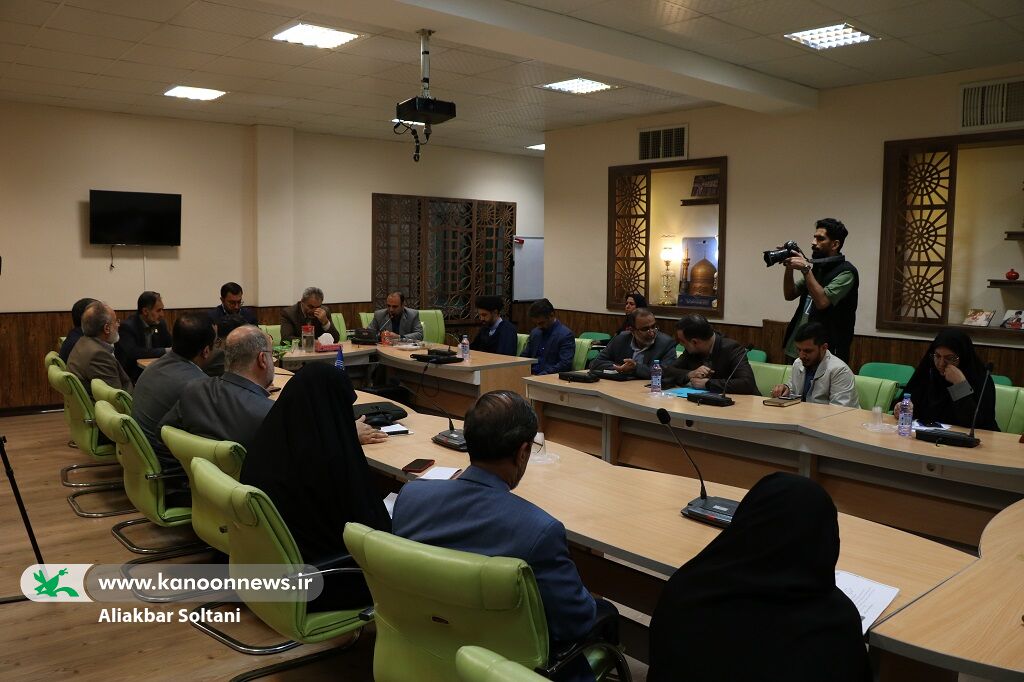 نشست مدیرعامل کانون با مسئولان آموزش و پرورش استان کرمان برگزار شد