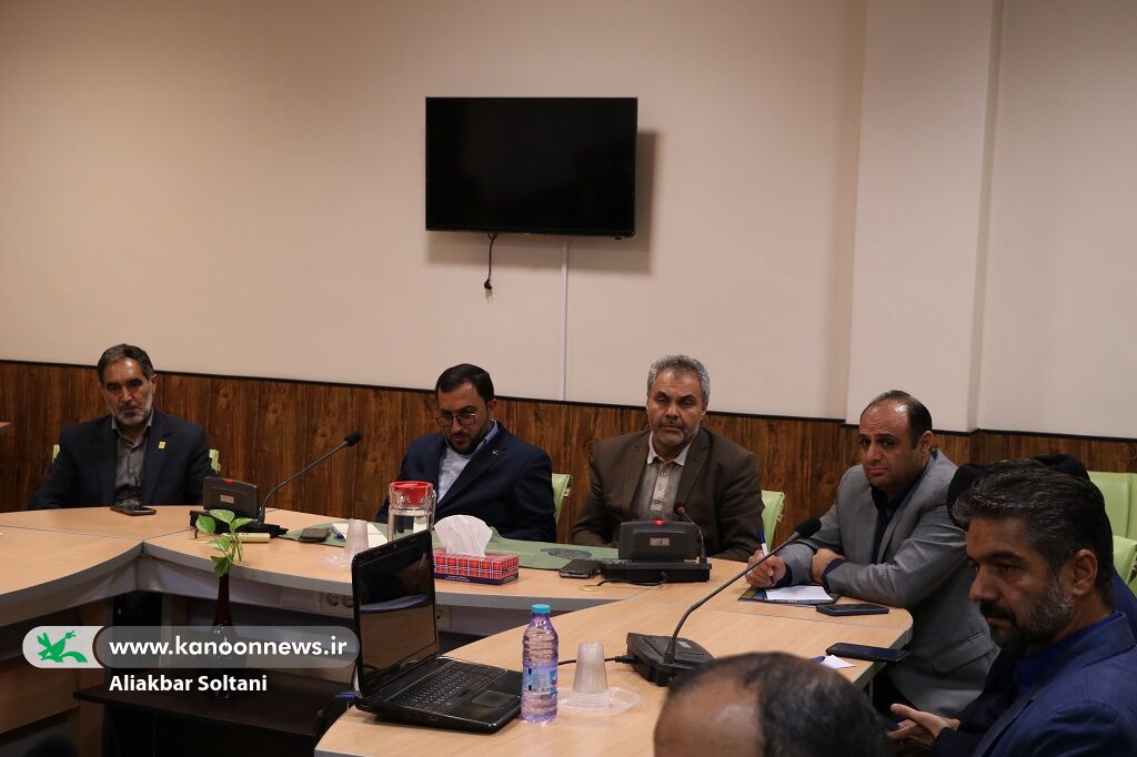 نشست مدیرعامل کانون با مسئولان آموزش و پرورش استان کرمان برگزار شد