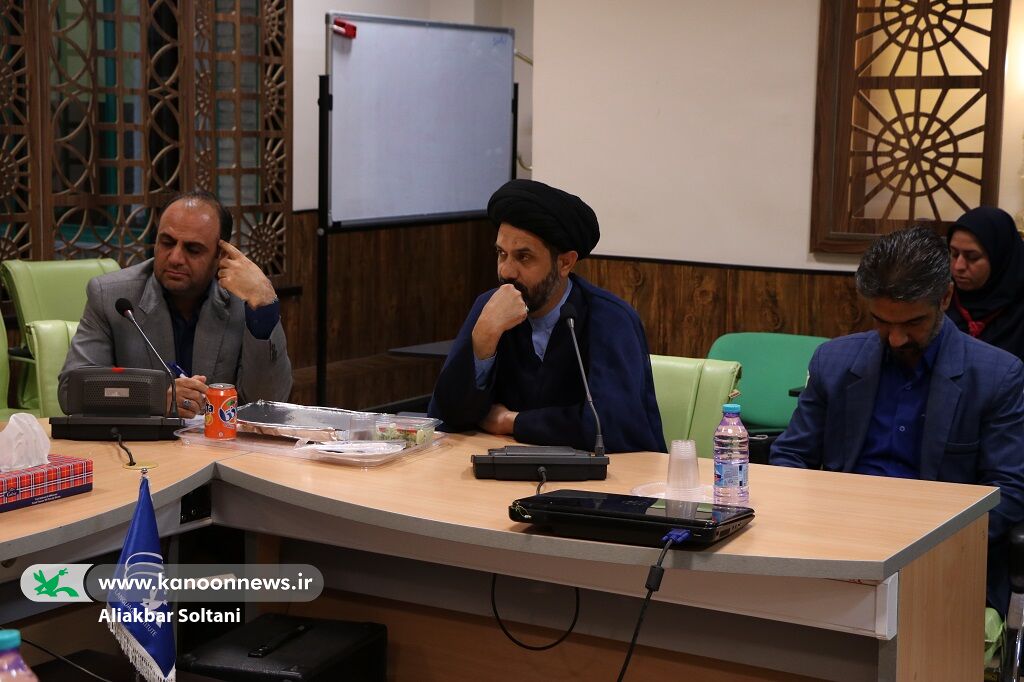 نشست مدیرعامل کانون با مسئولان آموزش و پرورش استان کرمان برگزار شد