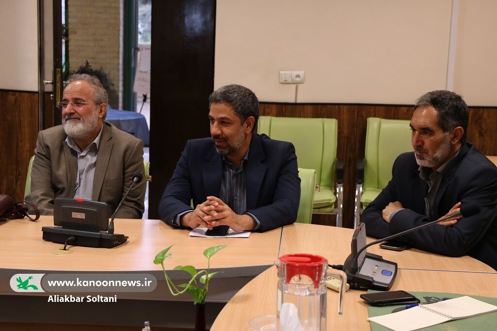 نشست مدیرعامل کانون با مسئولان آموزش و پرورش استان کرمان برگزار شد
