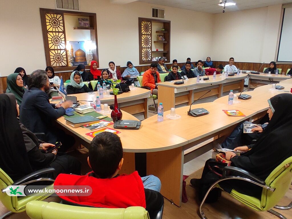 کتاب «شب نرمنرم از پشت کوه آمد» در کرمان نقد و بررسی شد