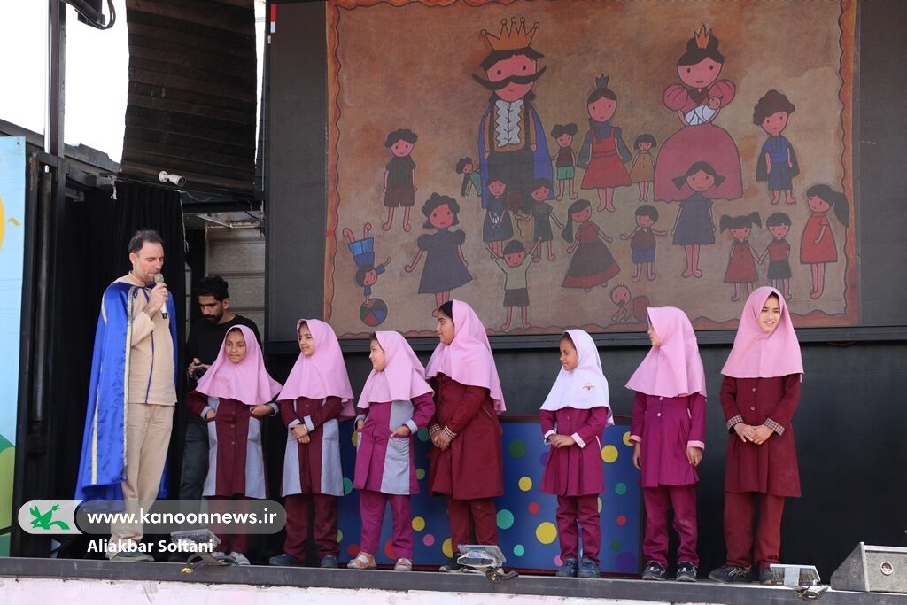 تماشاخانه سیار کانون پرورش فکری میهمان استان کرمان شد