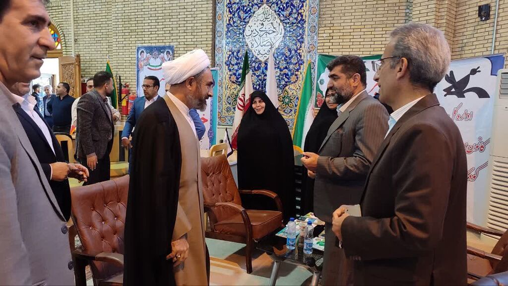 به مناسبت فرارسیدن هفته معلم ، میز خدمت کانون استان برگزار شد