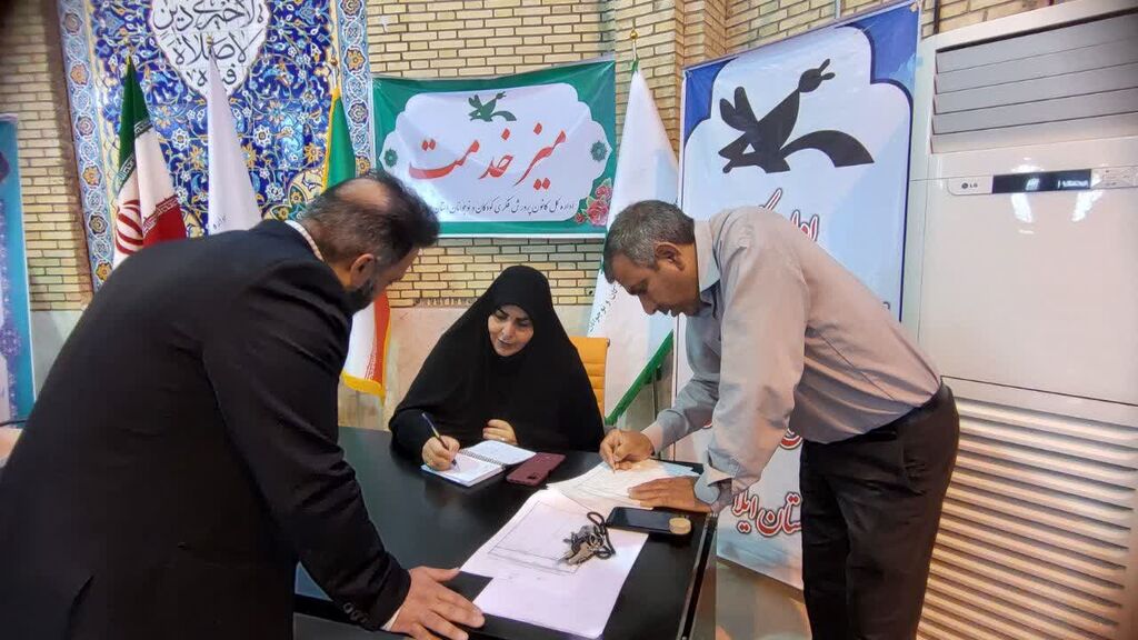 به مناسبت فرارسیدن هفته معلم ، میز خدمت کانون استان برگزار شد