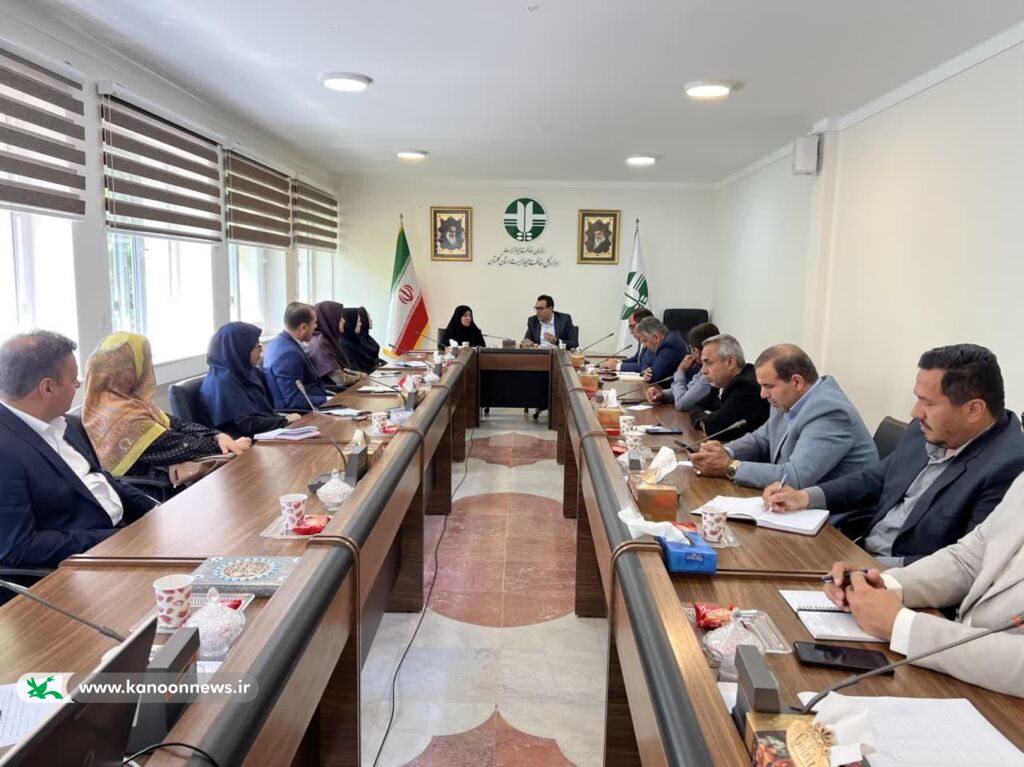 نشست مسئولین خانههای محیط زیست با مربی مسوولان کانون گلستان