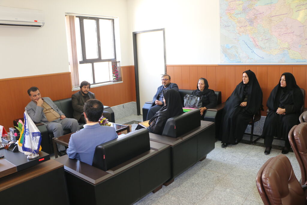 نشست مدیرکل کانون پرورش فکری کودکان و نوجوانان با فرماندار کیار