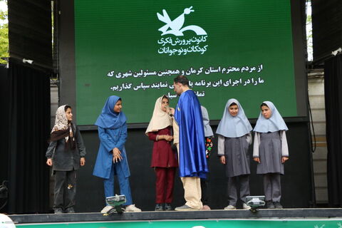 ششمین روز حضور تماشاخانه سیار کانون پرورش فکری در کرمان