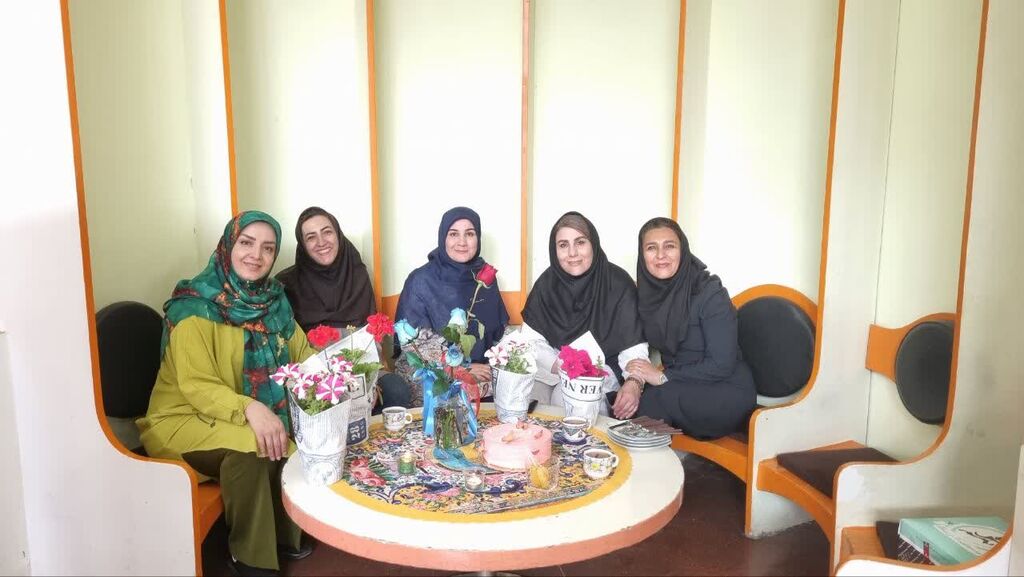 تجلیل مربی سیار کانون البرز از سوی دهیاری و شورای روستای «آران»