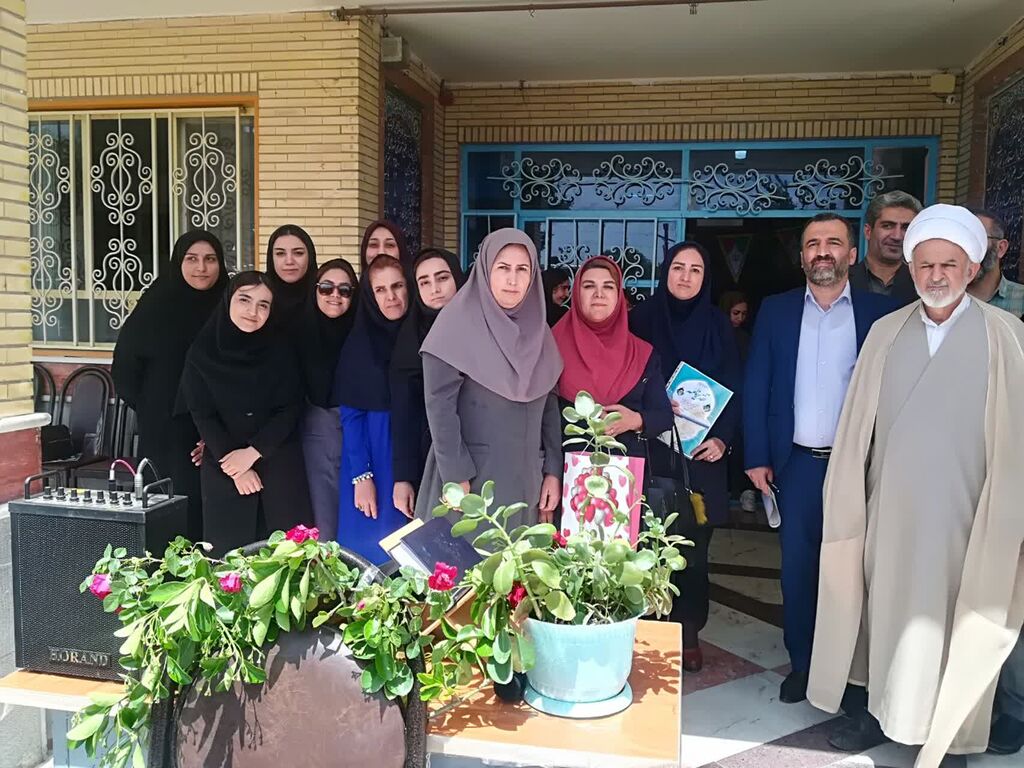 تجلیل مربی سیار کانون البرز از سوی دهیاری و شورای روستای «آران»