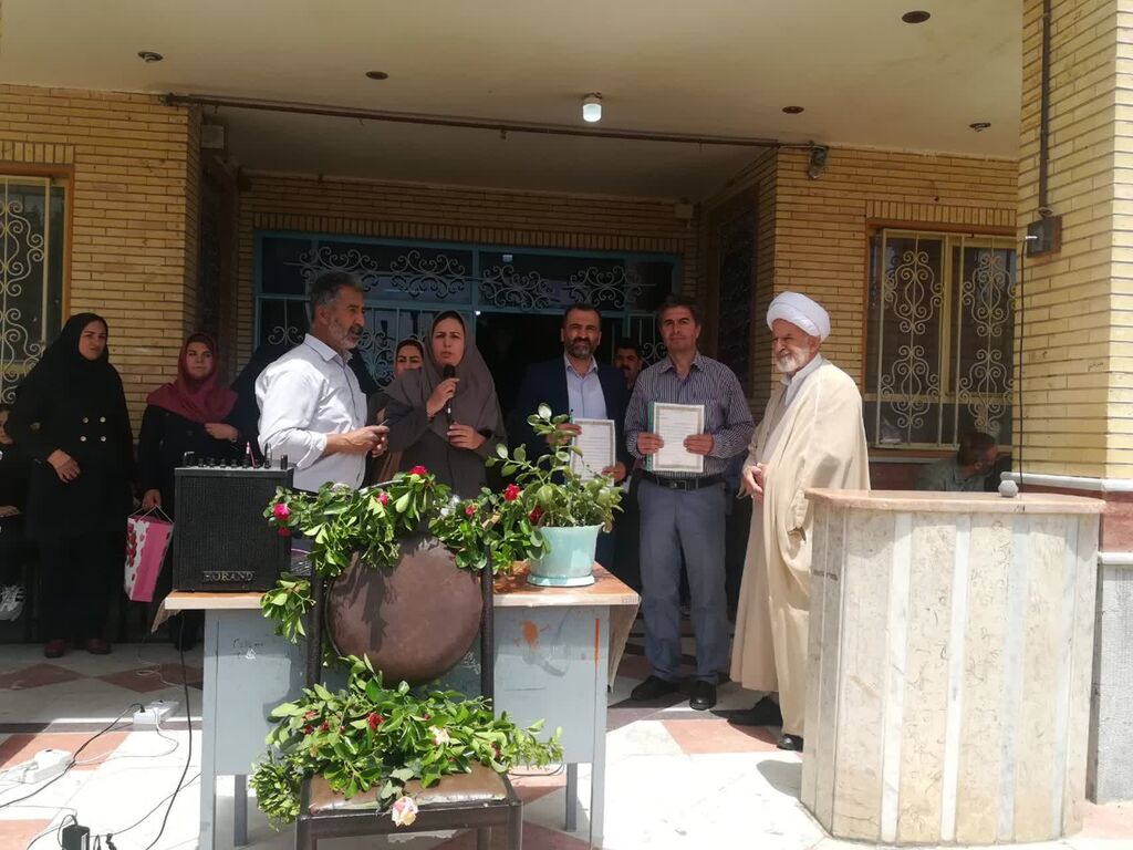 گرامی داشت هفته معلم در البرز تجلیل مربی سیار کانون البرز از سوی دهیاری و شورای روستای «آران»/کارگاه مشقی برای معلم در هشتگرد