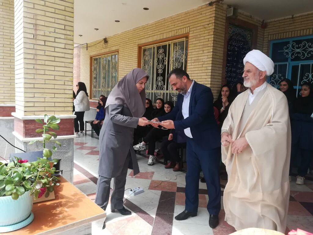 تجلیل مربی سیار کانون البرز از سوی دهیاری و شورای روستای «آران»