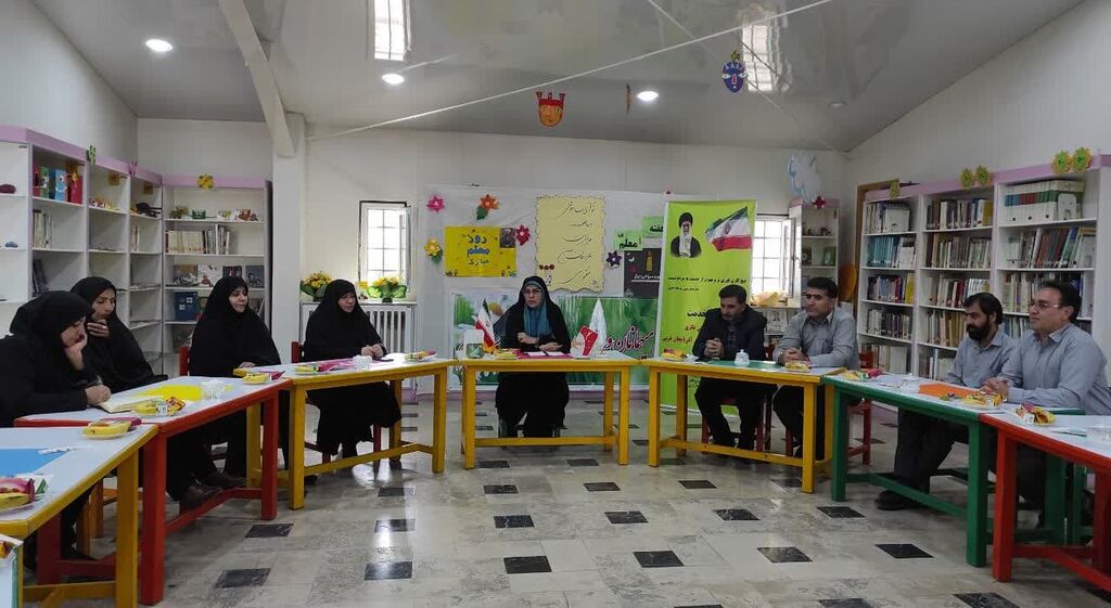 با حضور مدیر کل کانون استان و متولیان تعلیم و تربیت در شهرستان چایپاره با حضور مدیر کل کانون استان و متولیان تعلیم و تربیت در شهرستان چایپاره