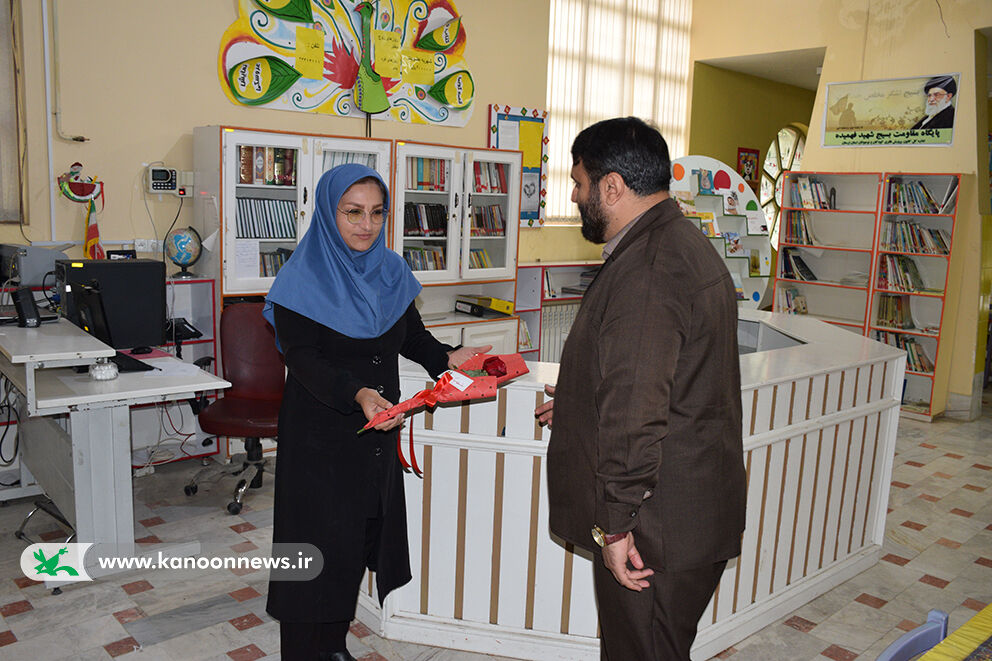 تجلیل مدیرکل کانون پرورش فکری لرستان از مربیان مراکز