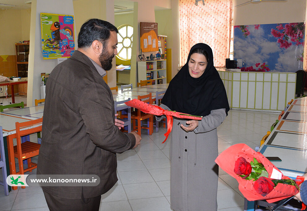 تجلیل مدیرکل کانون پرورش فکری لرستان از مربیان مراکز