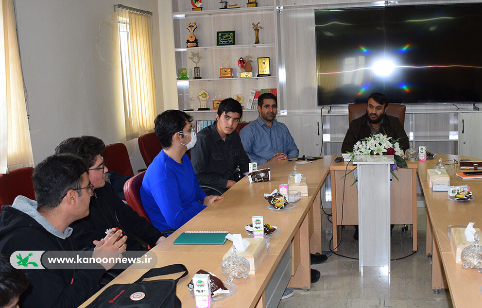 نشست هم اندیشی نوجوان با مدیر کل کانون لرستان