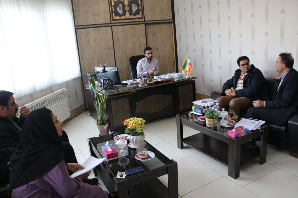 نشست با فعالان نمایش کودک و نوجوان چهارمحال و بختیاری 1403 فعالان نمایش کودک و نوجوان در کانون دیده میشوند