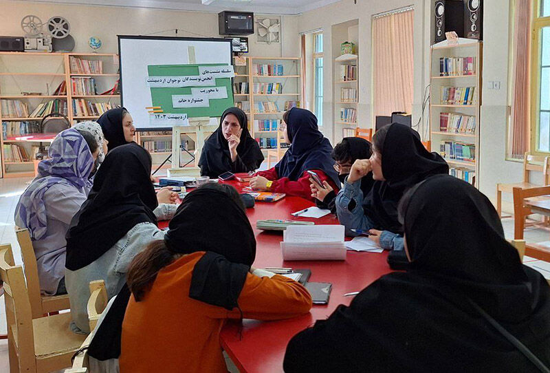 نشست انجمن نویسندگان نوجوان کانون اردبیل برای نهمین دوره جشنواره خاتم