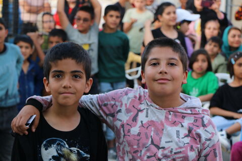 بچه های روستاهای گردخون، کوشکک و بلوار اتحاد شیراز به تماشای برنامه های جذاب تماشاخانه سیار نشستند