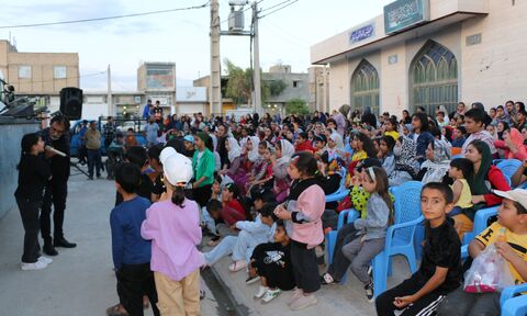 2بچه های روستاهای گردخون، کوشکک و بلوار اتحاد شیراز به تماشای برنامه های جذاب تماشاخانه سیار نشستند.