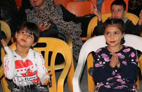 2بچه های روستاهای گردخون، کوشکک و بلوار اتحاد شیراز به تماشای برنامه های جذاب تماشاخانه سیار نشستند.
