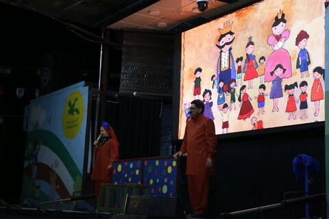3بچه های روستاهای گردخون، کوشکک و بلوار اتحاد شیراز به تماشای برنامه های جذاب تماشاخانه سیار نشستند./ عکاس سمیه کشاورز
