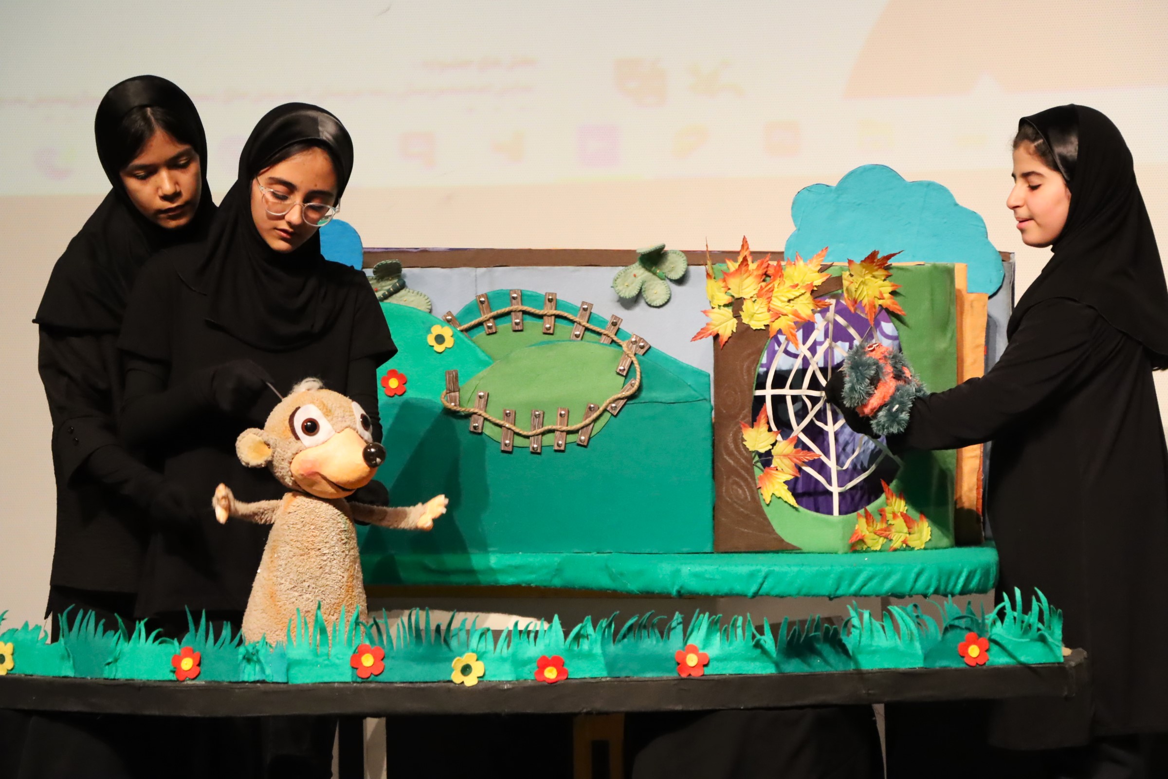 «این صحنه خانه ماست»