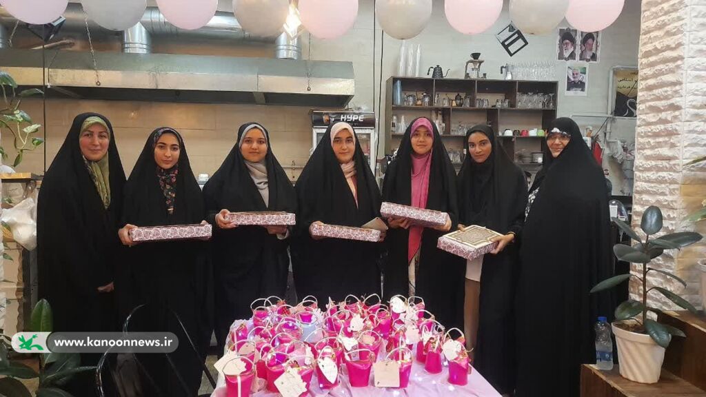 دورهمی دختران آزادشهری در کافه تئاتر