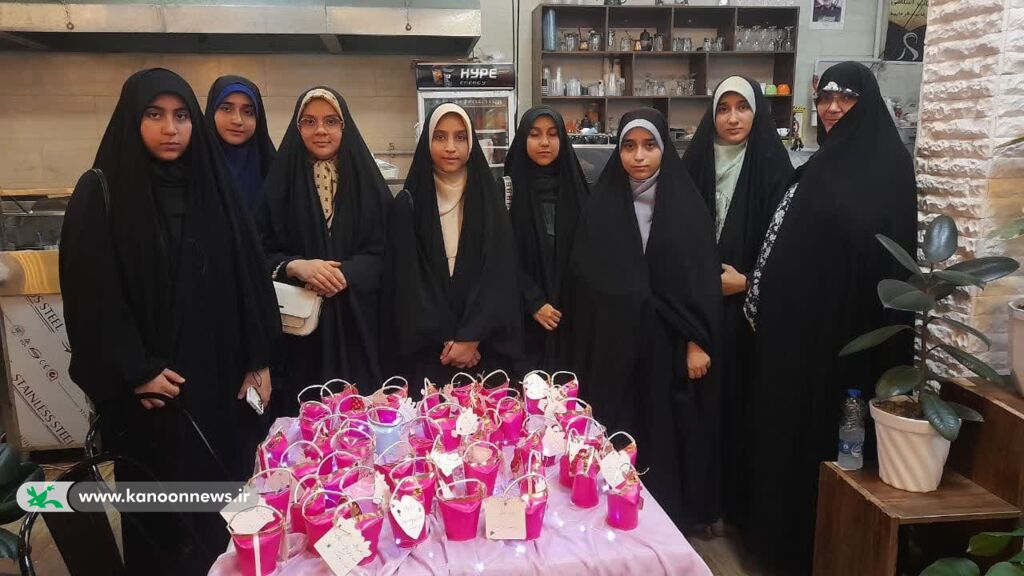 دورهمی دختران آزادشهری در کافه تئاتر