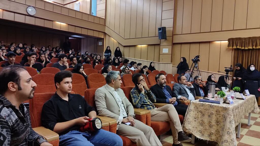 بی شک هنرهای نمایشی را می توان نوعی شیوه ی ارتباطی دانست