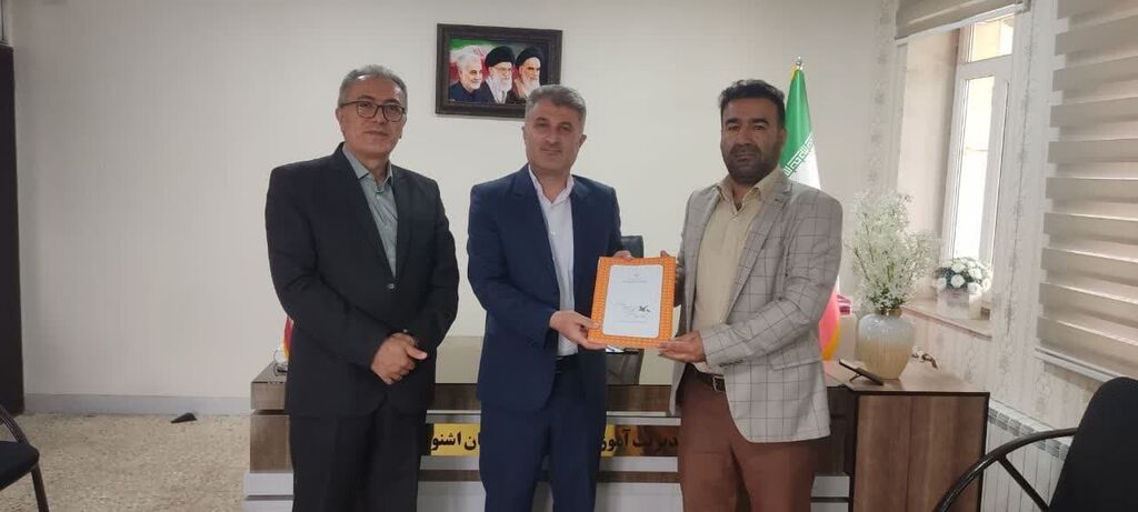 معلم وحدت آفرین و هویت بخش