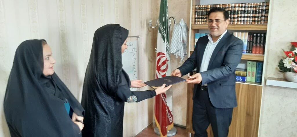 معلم وحدت آفرین و هویت بخش