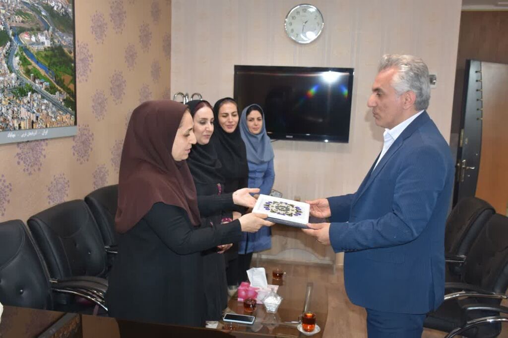 معلم وحدت آفرین و هویت بخش