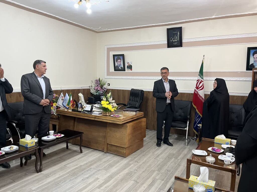 معلم وحدت آفرین و هویت بخش